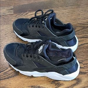 Size 7.5 women’s black huaraches